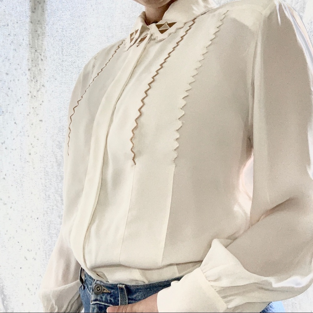 Casual Corner Creme Button-down Blouse | geometric